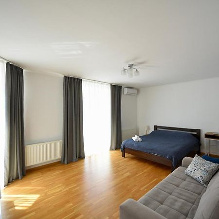 Cozy Apartment Next To The Park Ternopil Buitenkant foto