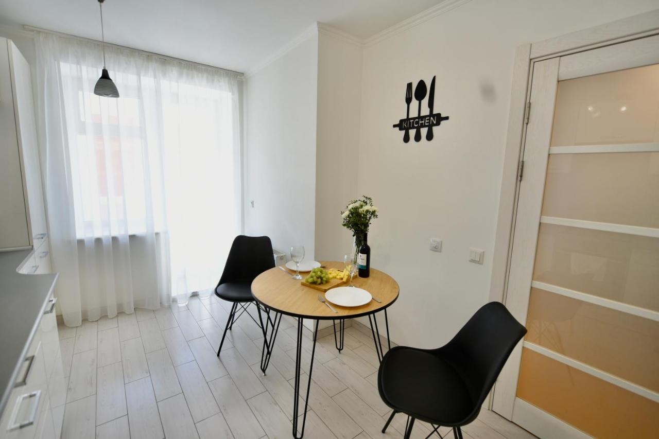 Cozy Apartment Next To The Park Ternopil Buitenkant foto