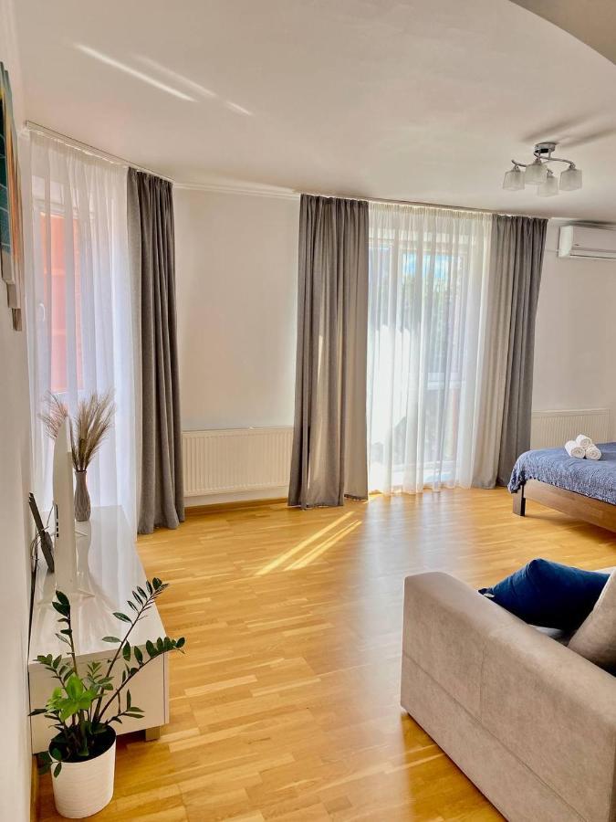 Cozy Apartment Next To The Park Ternopil Buitenkant foto