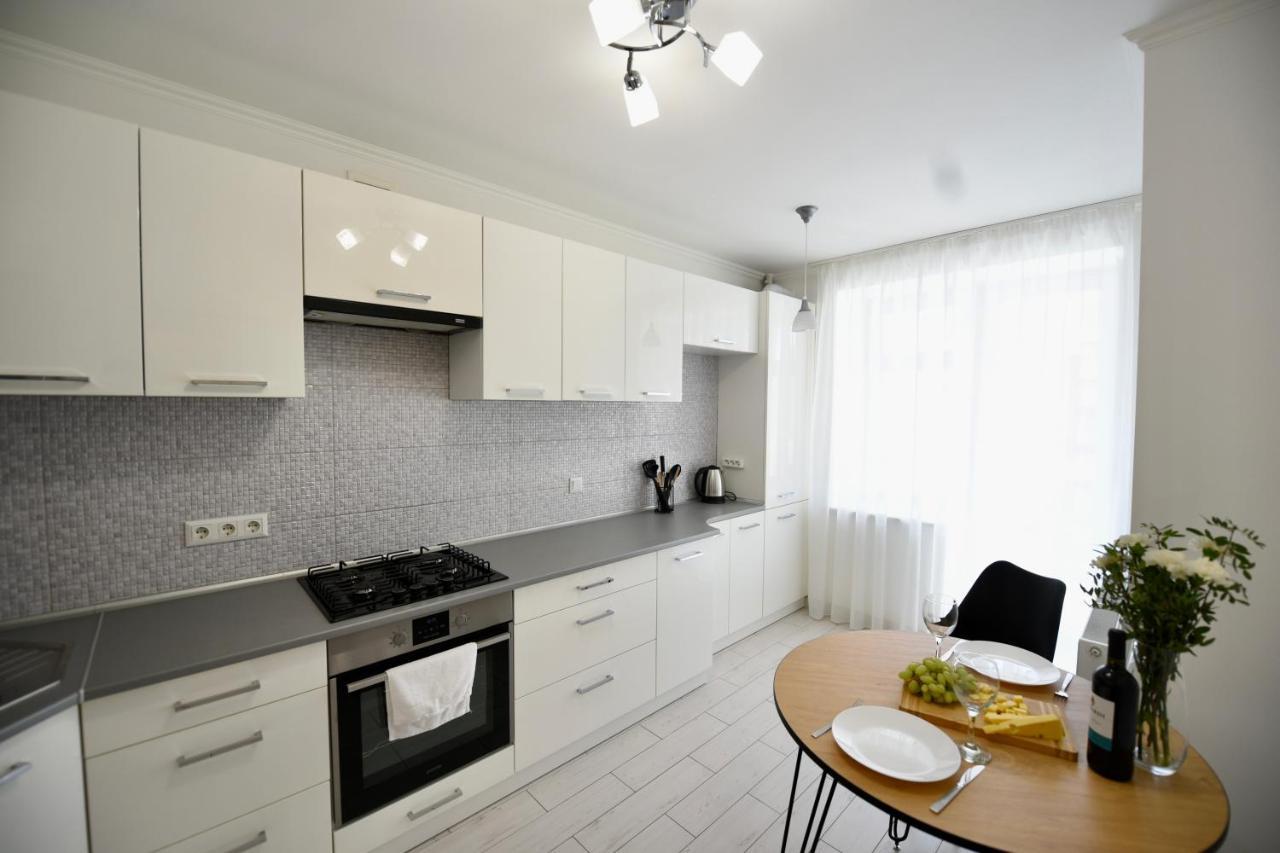 Cozy Apartment Next To The Park Ternopil Buitenkant foto